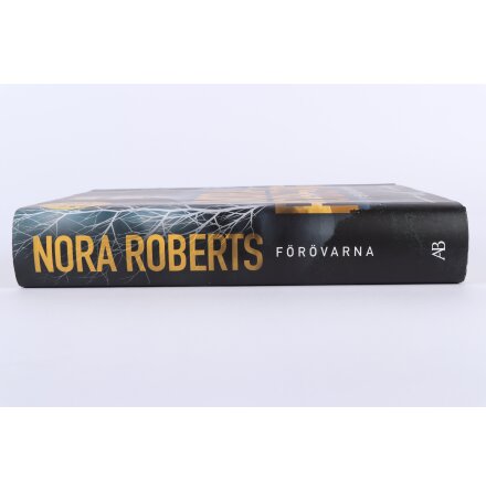 F�r�varna - Nora Roberts - Sk�nlitteratur &amp; Deckare 