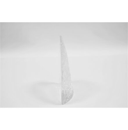 Glasskulptur i form av runsten 