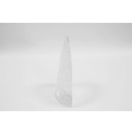 Glasskulptur i form av runsten 