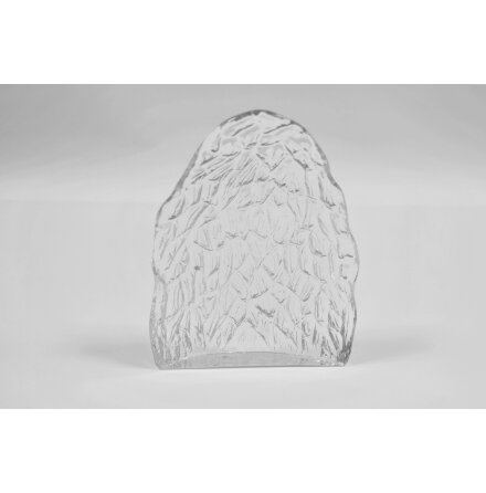 Glasskulptur i form av runsten 