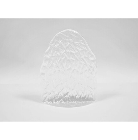 Glasskulptur i form av runsten 