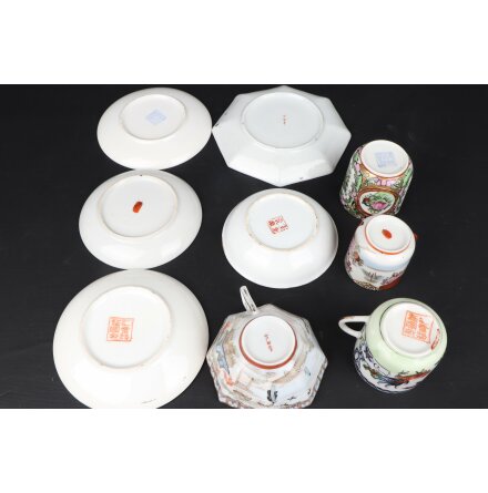 Diverse porslin med asiatisk design - 4 olika koppar med tillh�rande fat + 1st extra fat