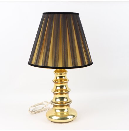 Bordslampa med lampfot i guldpl�terat porslin 