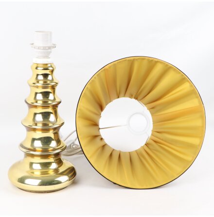 Bordslampa med lampfot i guldpl�terat porslin 