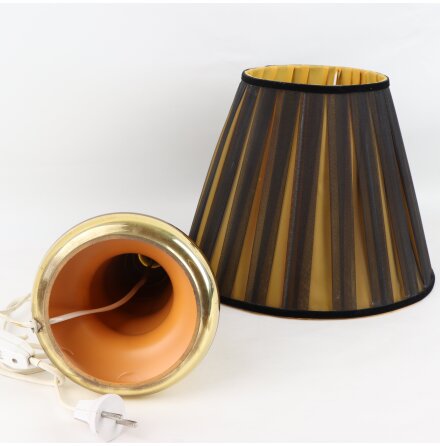 Bordslampa med lampfot i guldpl�terat porslin 