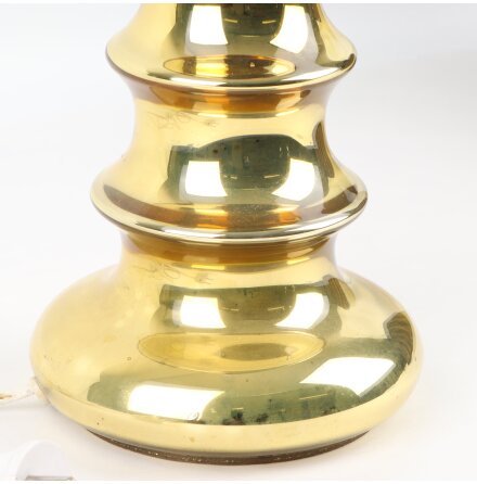 Bordslampa med lampfot i guldpl�terat porslin 