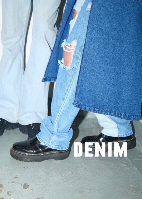 Två personer iklädda denim i olika färger, från midjan och neråt.