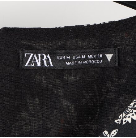 Zara - Svart Kl�nning med Blommigt M�nster - stl. M 