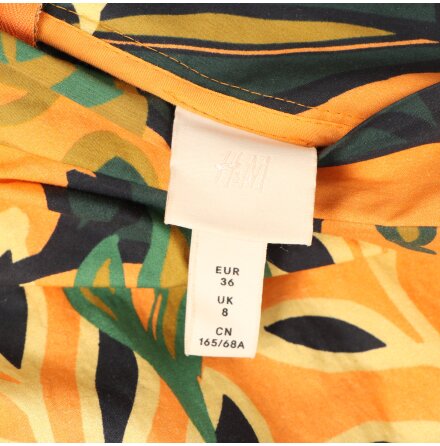 H&amp;M - F�rgglad kjol med fickor - stl. 36