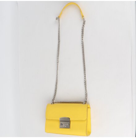 Bershka - Handv�ska med metallsp�nne och kedja som axelrem