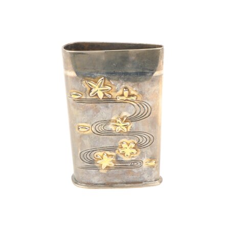 Vas med motiv av femstj�rniga blad - ok�nt material - vikt: 550g 