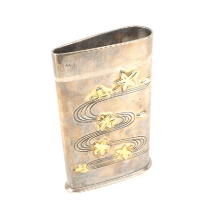 Vas med motiv av femstj�rniga blad - ok�nt material - vikt: 550g 