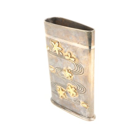 Vas med motiv av femstj�rniga blad - ok�nt material - vikt: 550g 