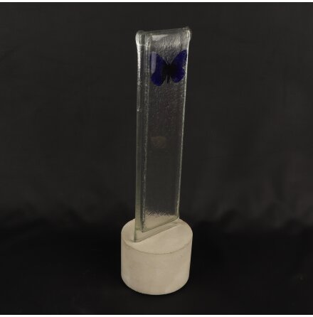 Inredningsstaty med bl� fj�ril i glas