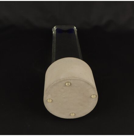 Inredningsstaty med bl� fj�ril i glas