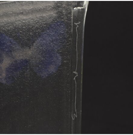 Inredningsstaty med bl� fj�ril i glas