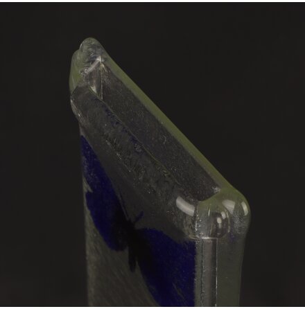 Inredningsstaty med bl� fj�ril i glas