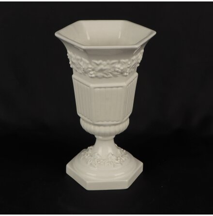 Vit blomvas i porslin