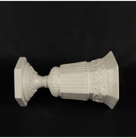 Vit blomvas i porslin