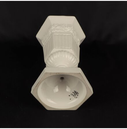 Vit blomvas i porslin