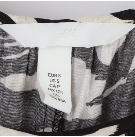 H&amp;M - Zebraf�rgad Creppad kl�nning med ballong�rm - stl. S