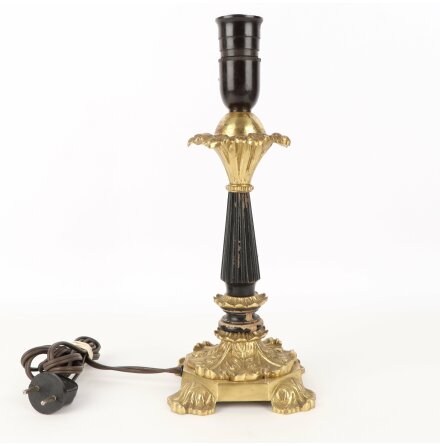 Bordslampa utan sk�rm i metall och tr�