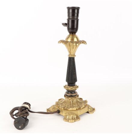 Bordslampa utan sk�rm i metall och tr�