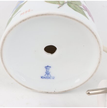 Kaiser - Vit bordslampfot med blomdekor - Sockel E27