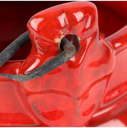 R�tt prydnadsk�rl i porslin med upph�ngning