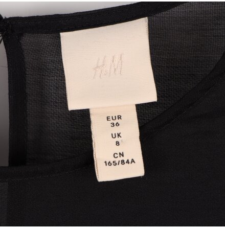 H&amp;M - Svart blus med blomm�nster - Stl. 36