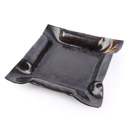 M�rkbrunt prydnadsfat med veckade kanter i keramik 