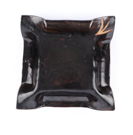 M�rkbrunt prydnadsfat med veckade kanter i keramik 