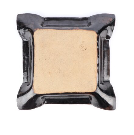 M�rkbrunt prydnadsfat med veckade kanter i keramik 