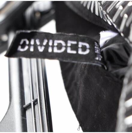 Divided H&amp;M - Svart utstlld kort kjol med silverfrgade detaljer i midjan - stl.38