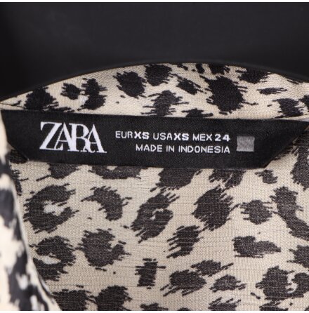 Zara - Tunn leopardm�nstrad blus med axelvaddar - stl.XS