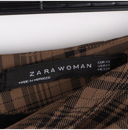 Zara - Mellanl�ng kjol med slits - stl. XS