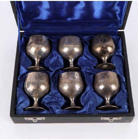 Box med 6st sm� snapsb�gare