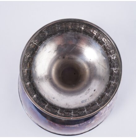  Sk�l p� fot - Nysilver och glas 