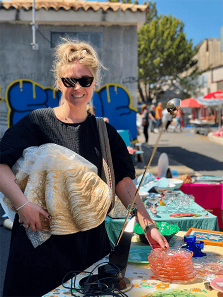 Frida Thofelt str och hller i ett stort snckskal p en marknad.