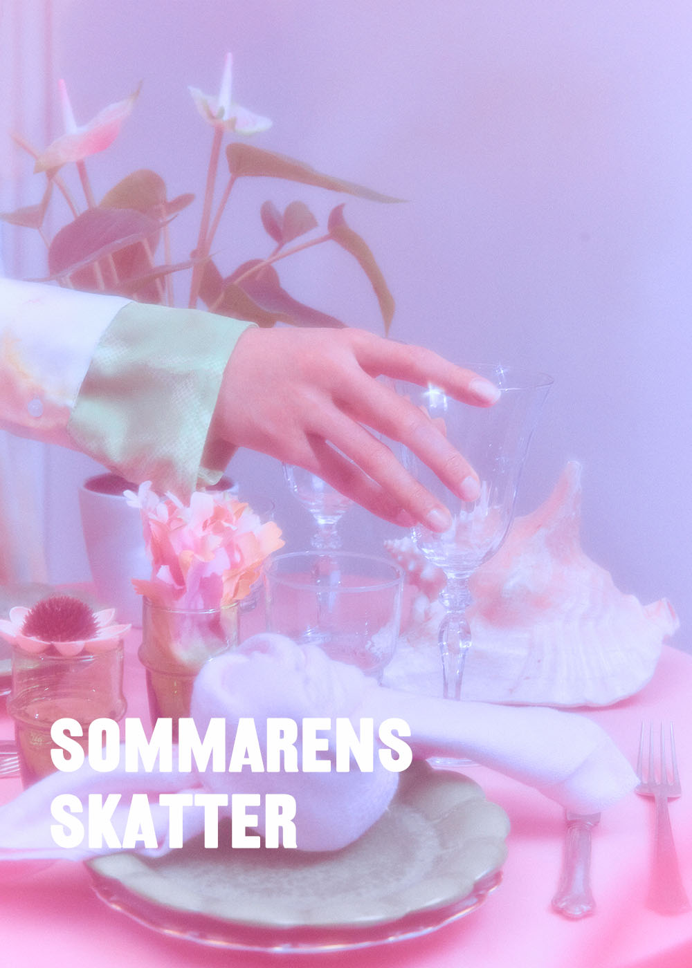 En hand som tar ett glas frn ett bord med en fin dukning.